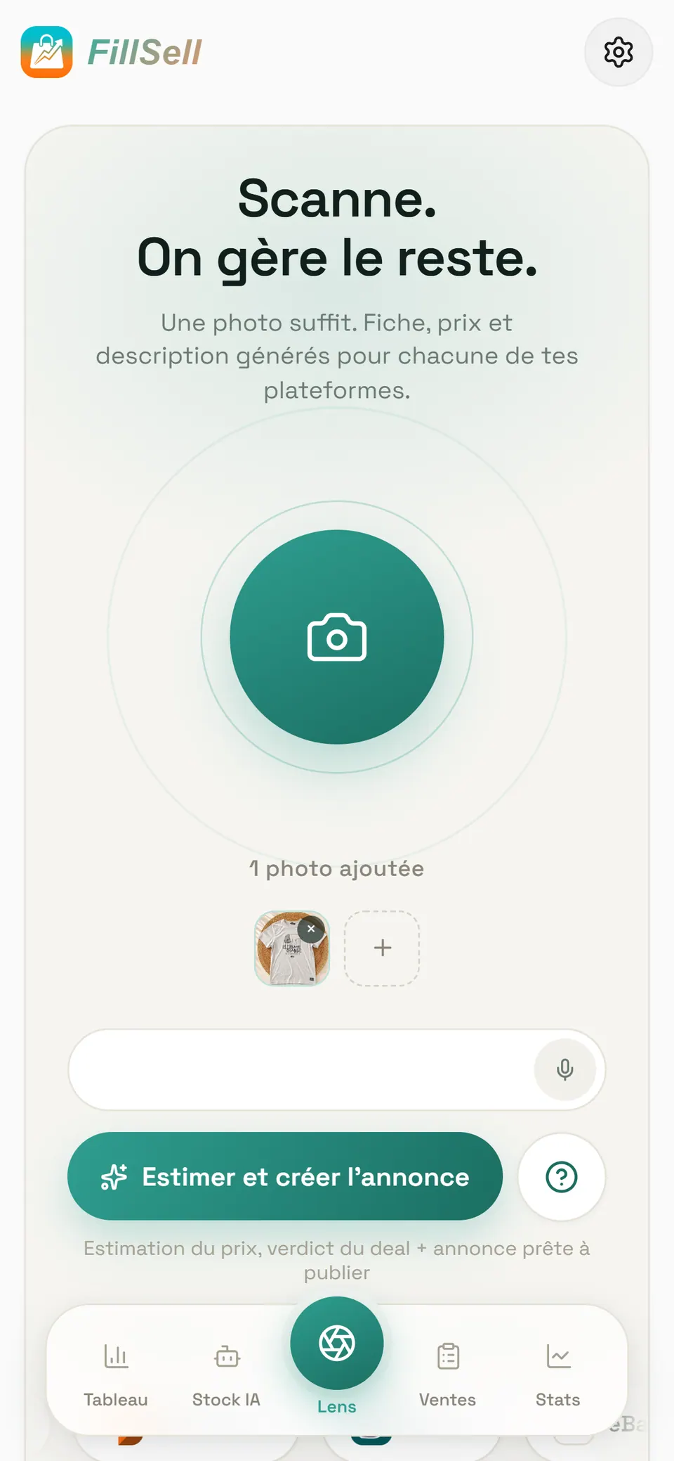 L'écran Lens de FillSell avant l'analyse : « Scanne. On gère le reste. — Une photo suffit. Fiche, prix et description générés pour chacune de tes plateformes. », le gros bouton appareil photo, « 1 photo ajoutée » (la vignette d'un t-shirt Picture gris), un champ de note avec micro et le bouton « Estimer et créer l'annonce ».